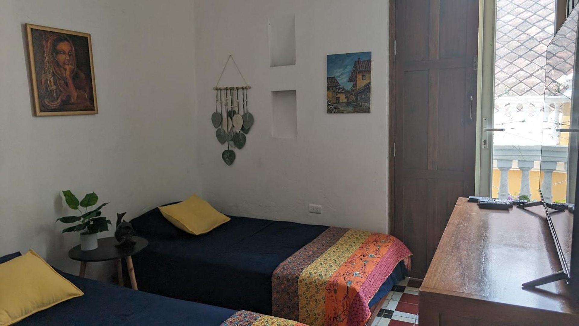 Old 2-bedroom 2-bath Apartamento