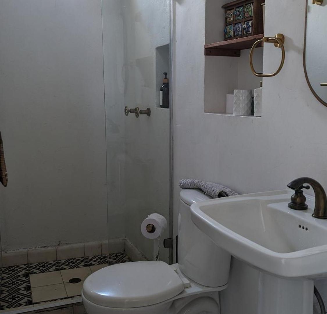 Old 2-bedroom 2-bath Apartamento