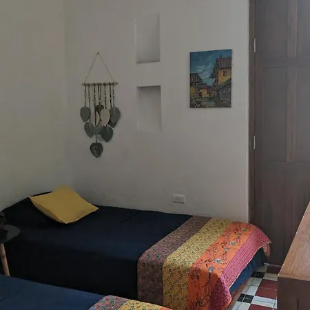 Old 2-bedroom 2-bath Apartamento