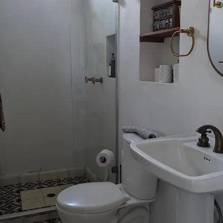 Old 2-bedroom 2-bath Apartamento