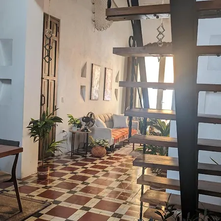 Old 2-bedroom 2-bath Apartamento *