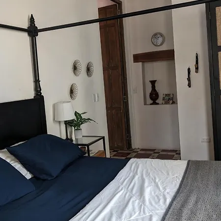 Old 2-bedroom 2-bath Apartamento *