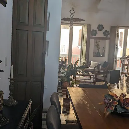 Old 2-bedroom 2-bath Apartamento *