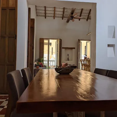 Old 2-bedroom 2-bath Apartamento Cartagena