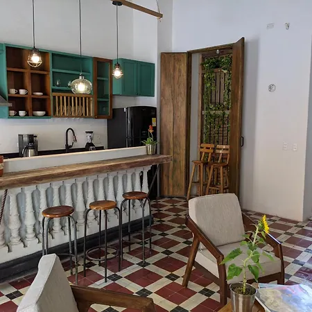 Old 2-bedroom 2-bath Apartamento *